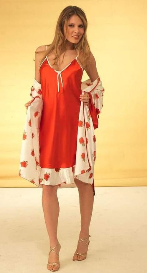 kırmızı çilek desenli sabahlık