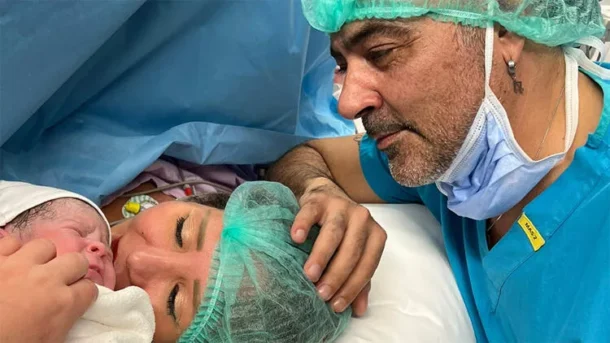 Ünlü şarkıcı 50 yaşında ikinci kez baba oldu!